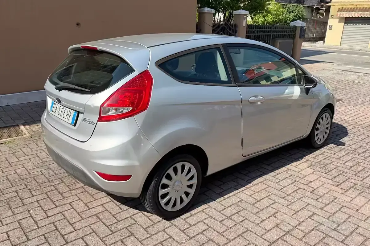 Usata Ford Fiesta 97 CV (71 kW) 2009 Grigio Utilitaria