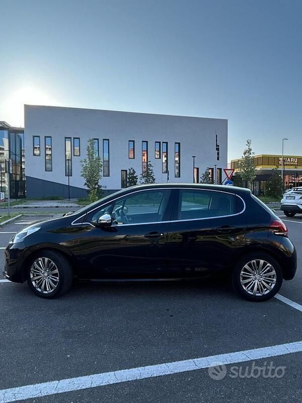 Usata Peugeot 208 102 CV (75 kW) 2019 Nero Utilitaria