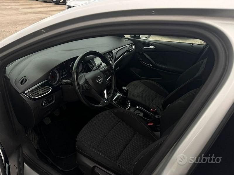 Używany Opel Astra Dynamic 110 KM (80 kW) 2017 Szary Sedan/Limuzyna