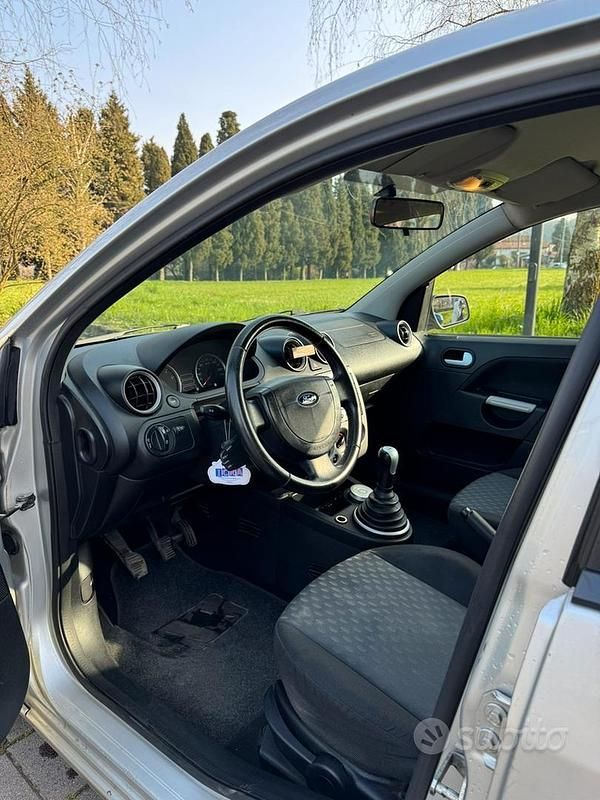 Usata Ford Fiesta 2006 Grigio Utilitaria