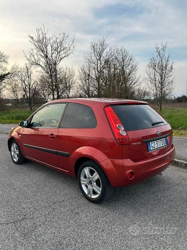Usata Ford Fiesta Ghia 75 CV (55 kW) 2008 Rosso Utilitaria