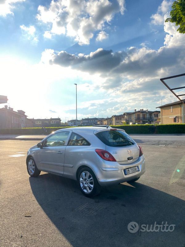 Usata Opel Corsa 75 CV (55 kW) 2010 Grigio Utilitaria