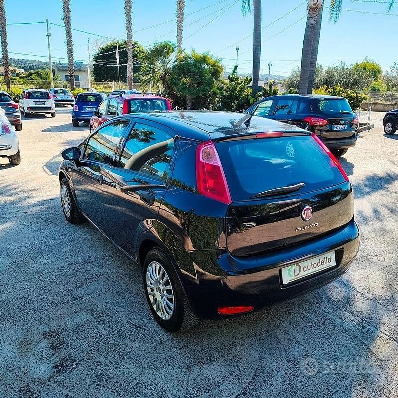 Usata Fiat Punto Street 69 CV (50 kW) 2015 Blu Berlina