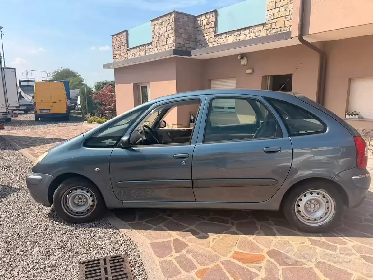 Usata Citroën Xsara Picasso 109 CV (80 kW) 2006 Grigio Monovolume