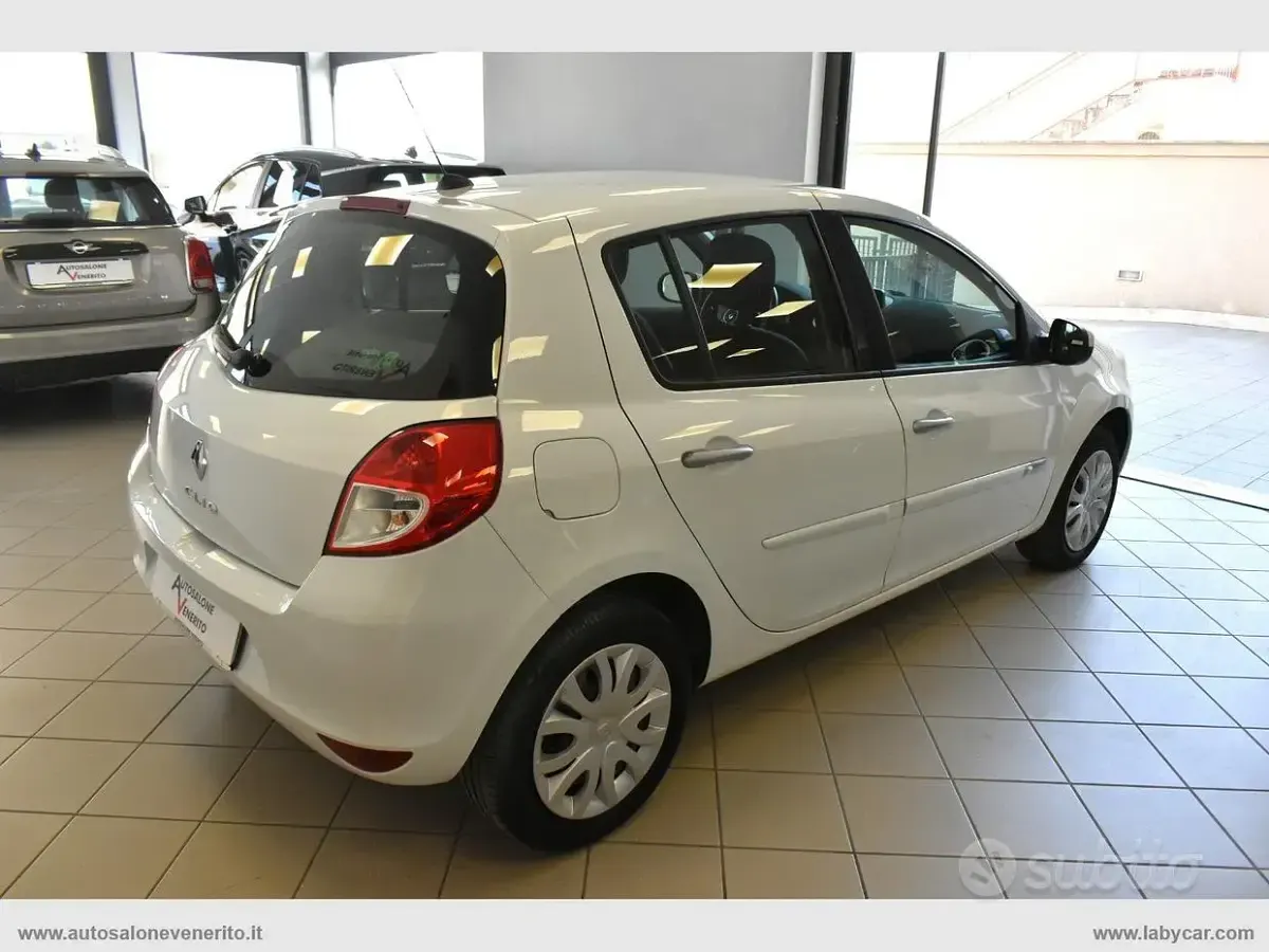 Usata Renault Clio II Dynamique 75 CV (55 kW) 2011 Bianco Berlina
