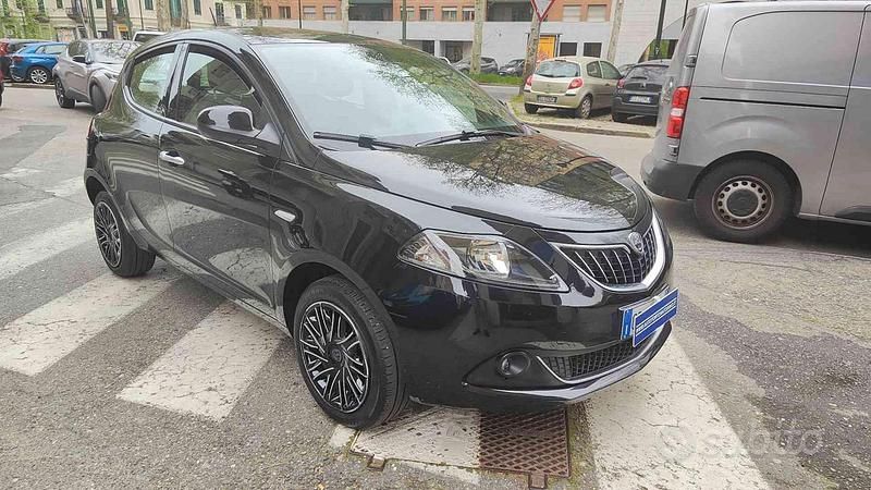 Usata Lancia Ypsilon Gold 69 CV (50 kW) 2023 Nero metallizzato Utilitaria