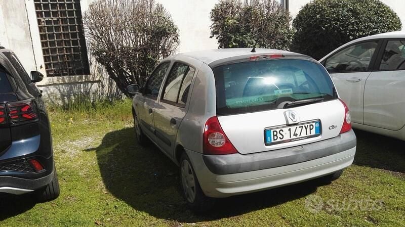 Usata Renault Clio II 58 CV (42 kW) 2001 Bianco Utilitaria