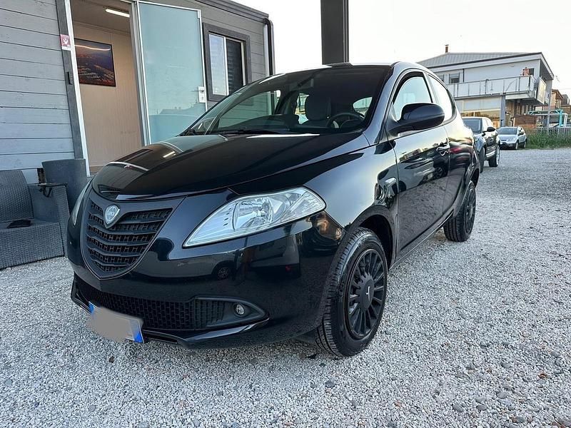 Usata Lancia Ypsilon 85 CV (62 kW) 2015 Nero Utilitaria