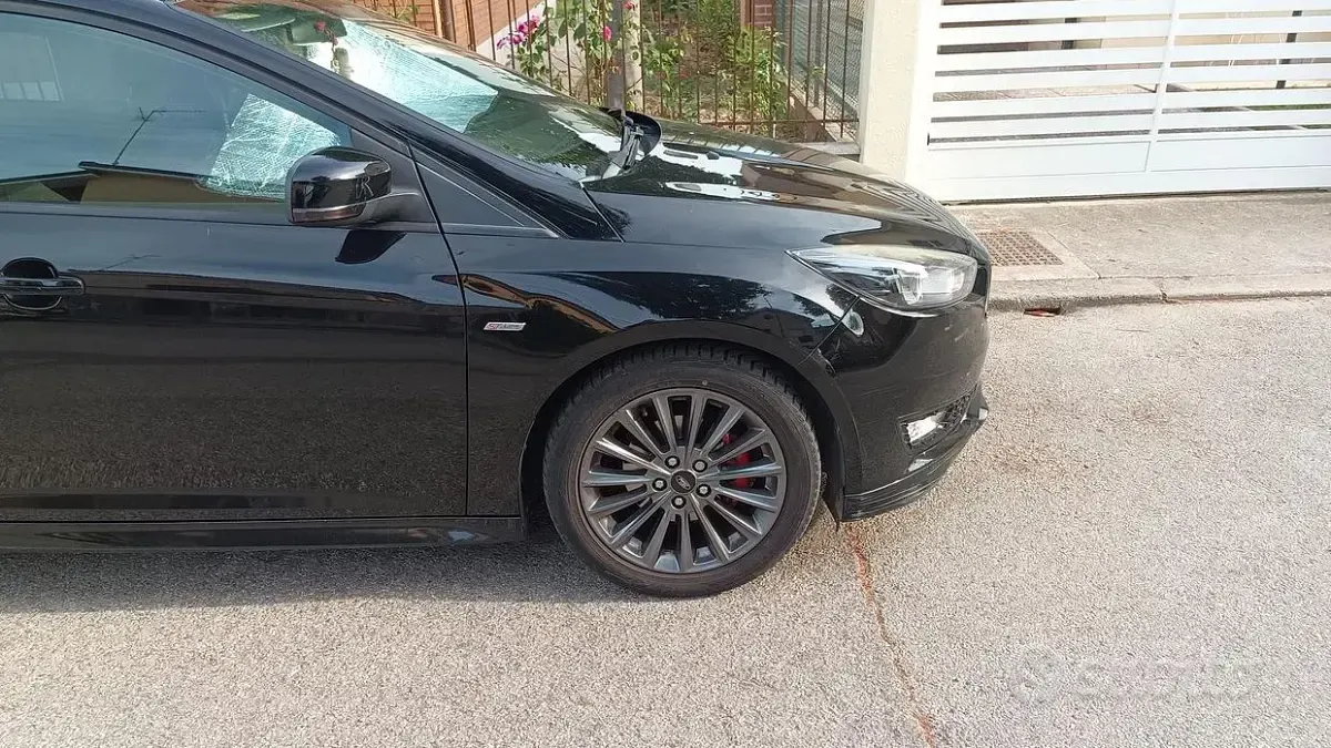Usata Ford Focus ST-Line 120 CV (88 kW) 2017 Nero Berlina