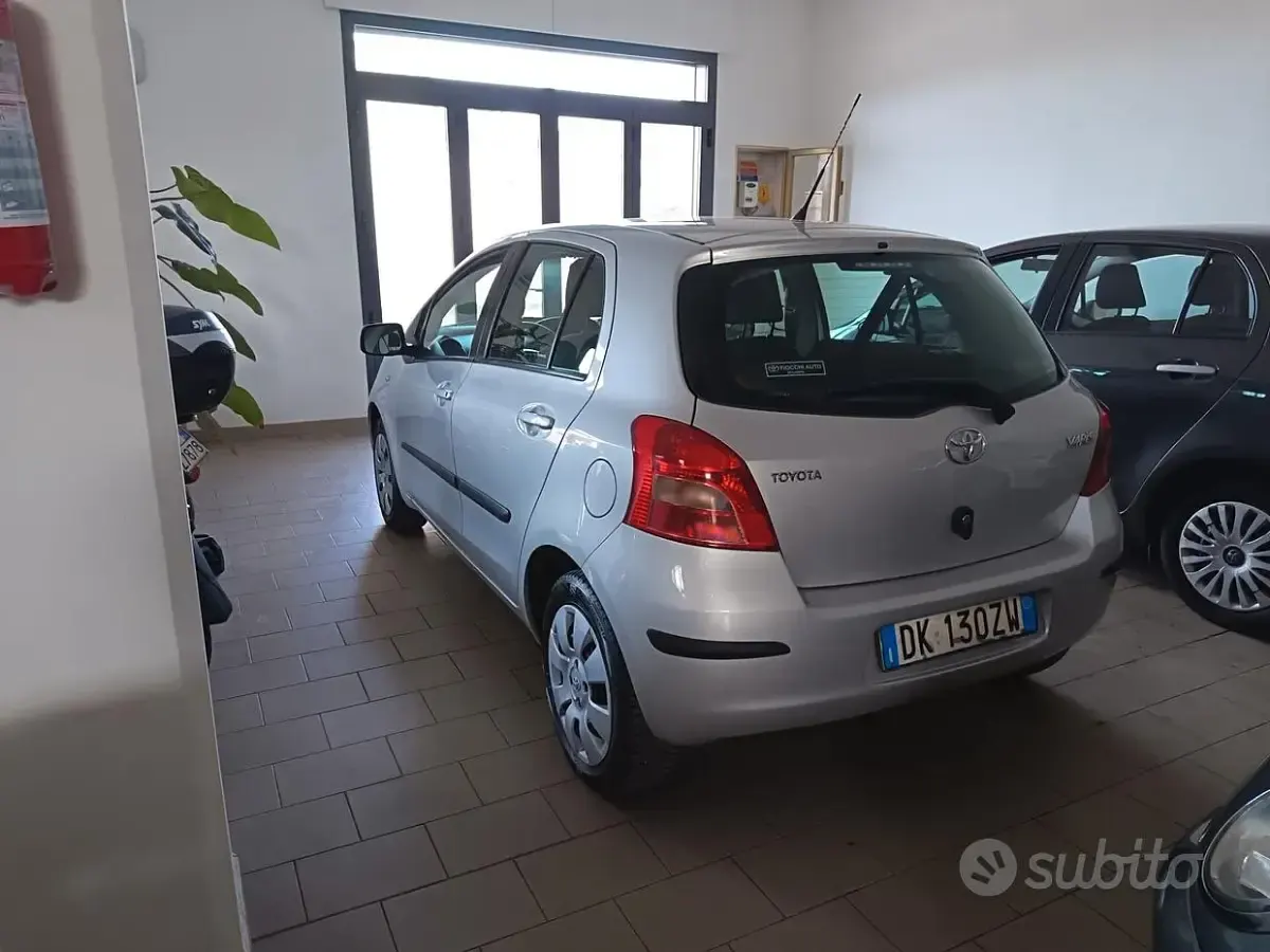 Usata Toyota Yaris 68 CV (50 kW) 2007 Grigio Utilitaria