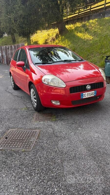 Usata Fiat Grande Punto Active 65 CV (47 kW) 2006 Rosso Utilitaria