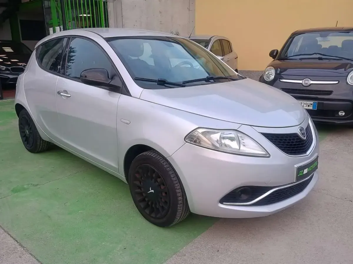 Usata Lancia Ypsilon Platinum 69 CV (50 kW) 2015 Grigio Utilitaria