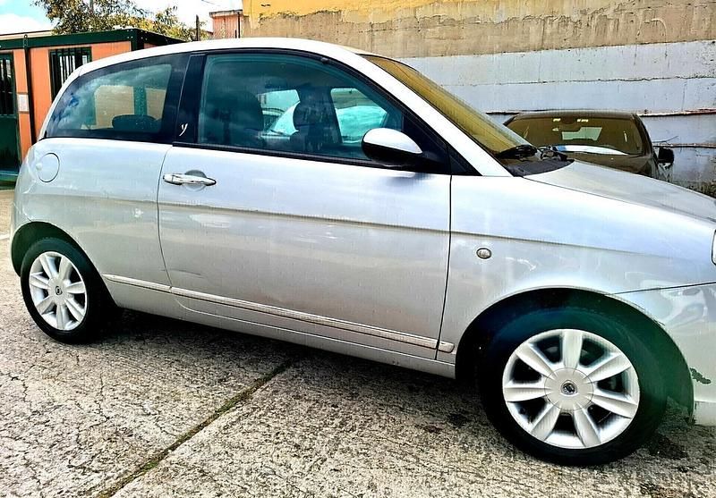 Usata Lancia Ypsilon 75 CV (55 kW) 2009 Argento Utilitaria