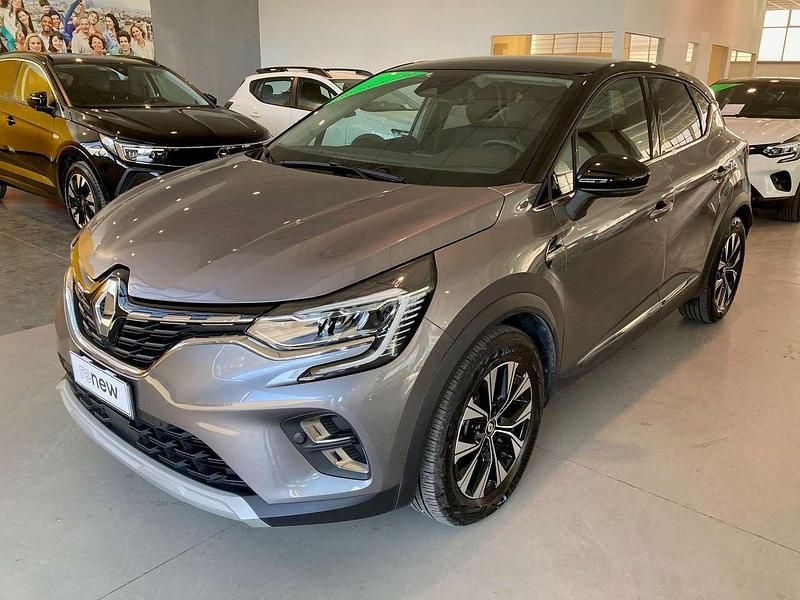 Usata Renault Captur Techno 94 CV (69 kW) 2023 Grigio scuro tetto nero SUV