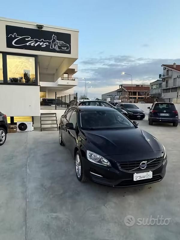 Usata Volvo V60 Momentum 120 CV (88 kW) 2017 Nero Station wagon