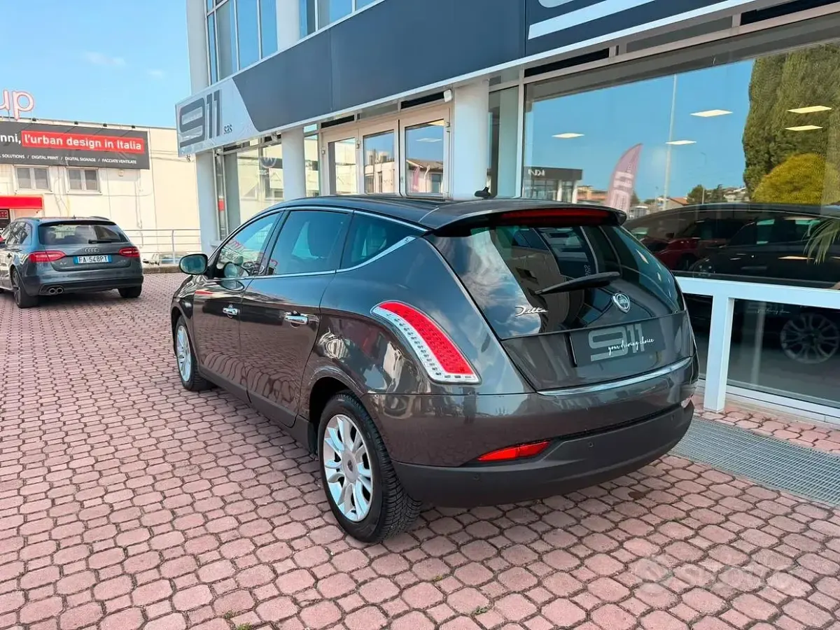 Usata Lancia Delta 120 CV (88 kW) 2012 Grigio Utilitaria