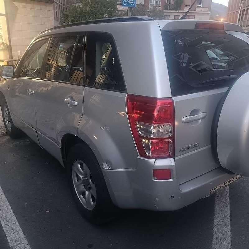 Argento Usata 2009 Suzuki Grand Vitara SUV | 6300 € (Ottimo prezzo) - Immagine 1/4