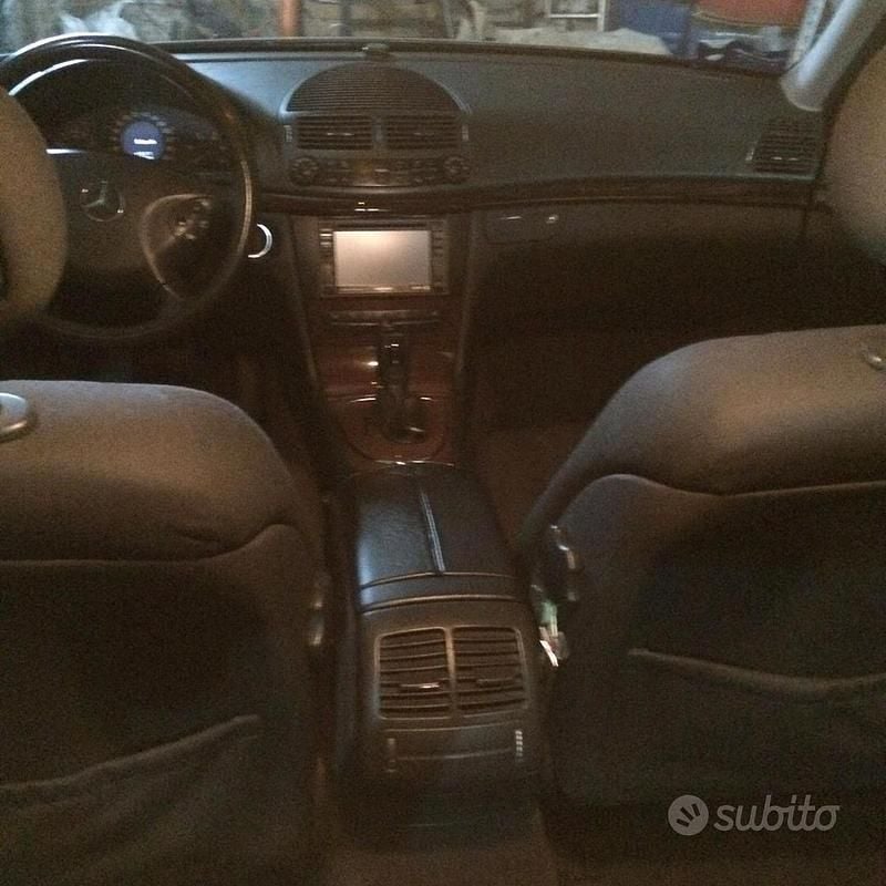 Usata Mercedes E220 150 CV (110 kW) 2002 Blu