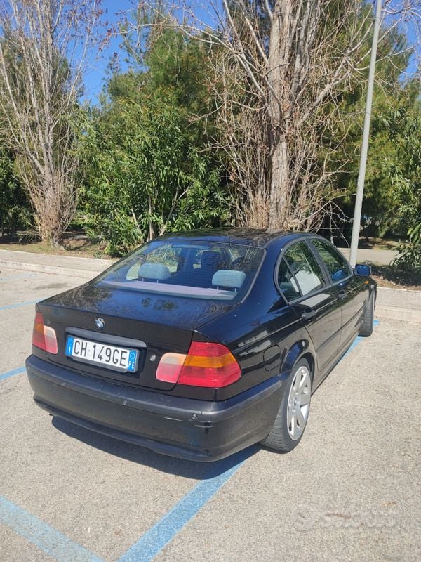 Nero Usata 2004 BMW 320 Tre volumi | 1250 € (Ottimo prezzo) - Immagine 1/4