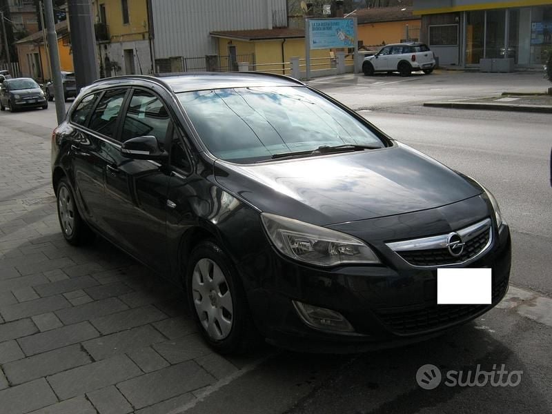 Usata Opel Astra Cosmo 110 CV (80 kW) 2012 Nero Station wagon