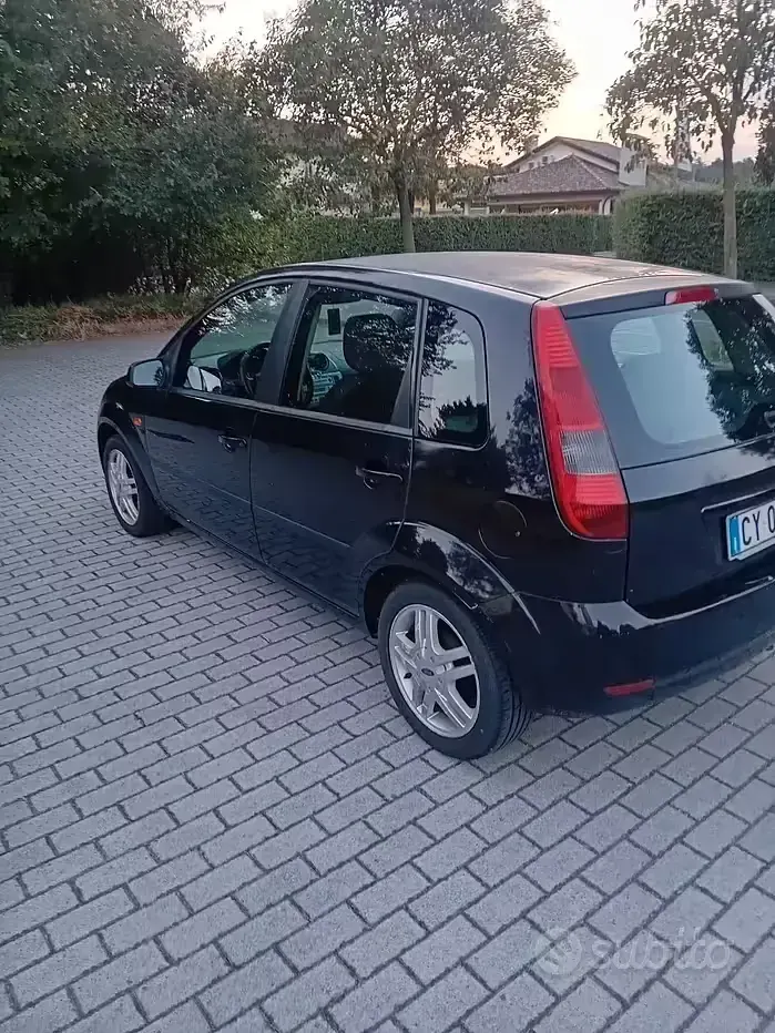 Usata Ford Fiesta Ghia 75 CV (55 kW) 2005 Nero Utilitaria