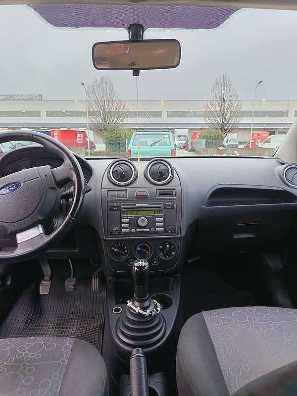 Usata Ford Fiesta Titanium 68 CV (50 kW) 2007 Argento Utilitaria