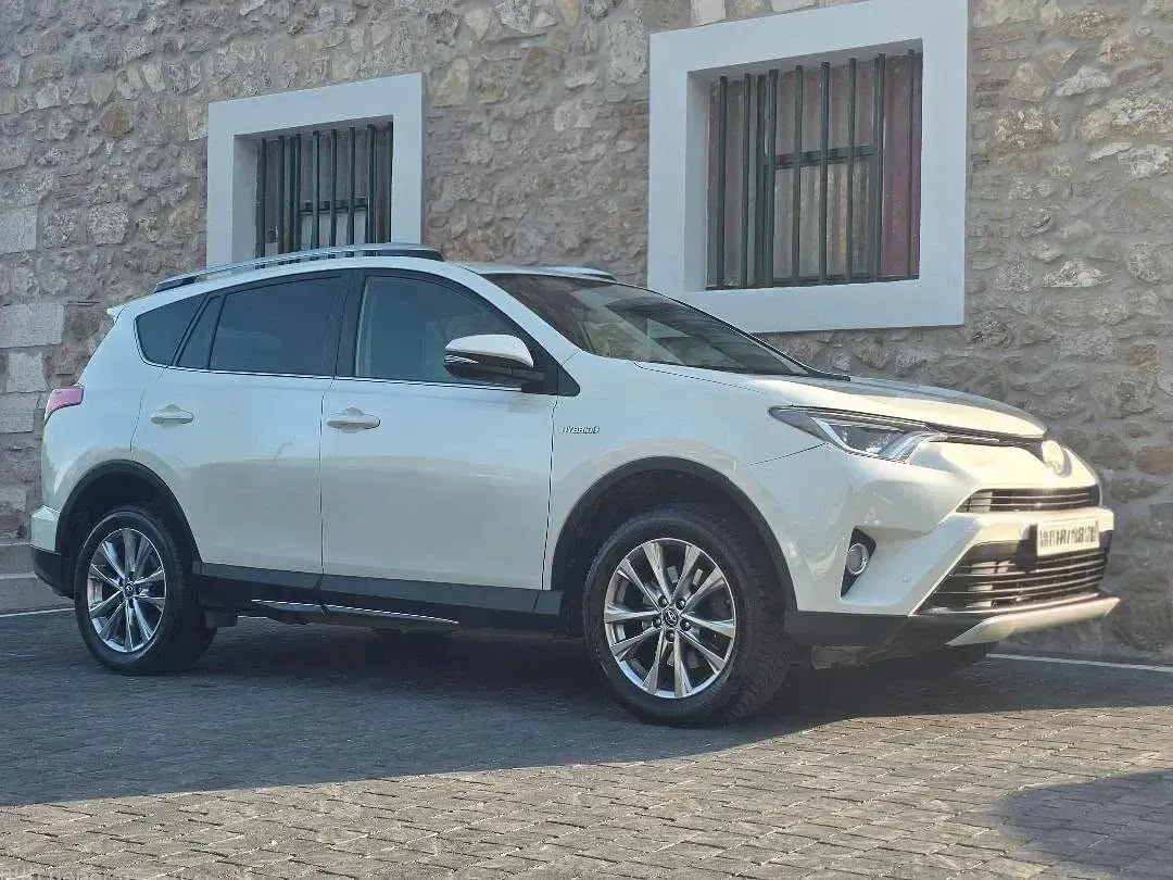 Usata Toyota RAV4 Hybrid Active 154 CV (113 kW) 2017 Bianco SUV