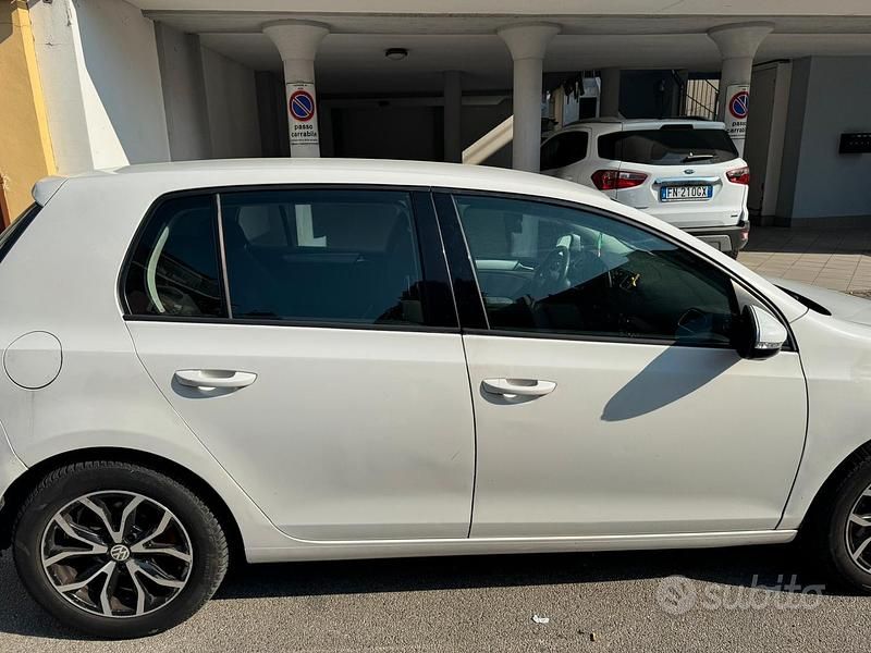 Usata VW Golf VI 105 CV (77 kW) 2012 Bianco Utilitaria