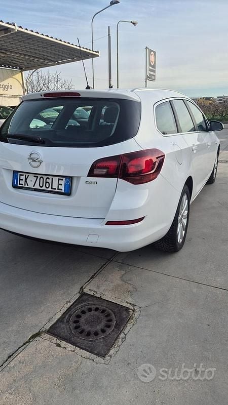 Usata Opel Astra Cosmo 110 CV (80 kW) 2012 Bianco Station wagon