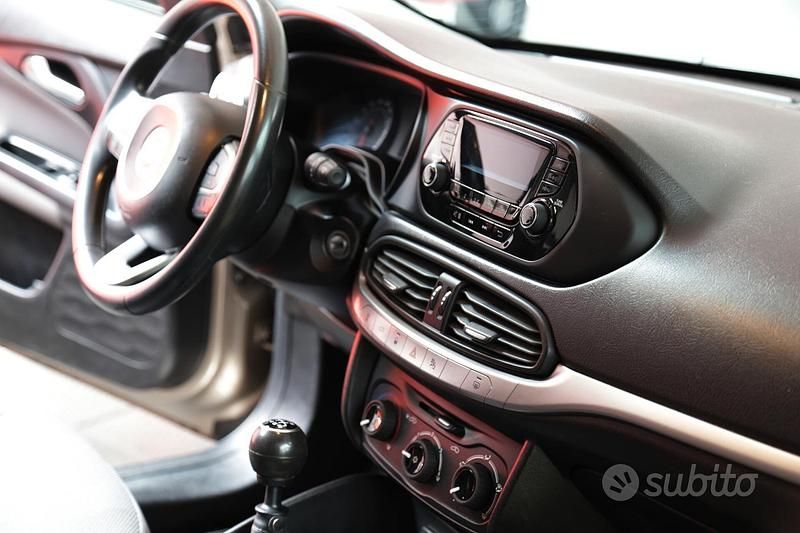Gebraucht Fiat Tipo Easy 95 PS (69 kW) 2018 Grau Limousine