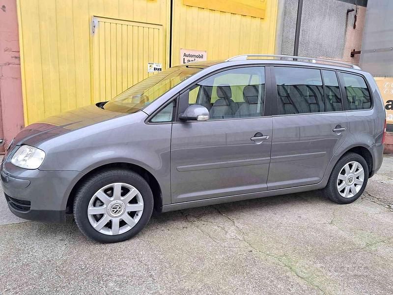Usata VW Touran Highline 105 CV (77 kW) 2005 Grigio scuro Monovolume