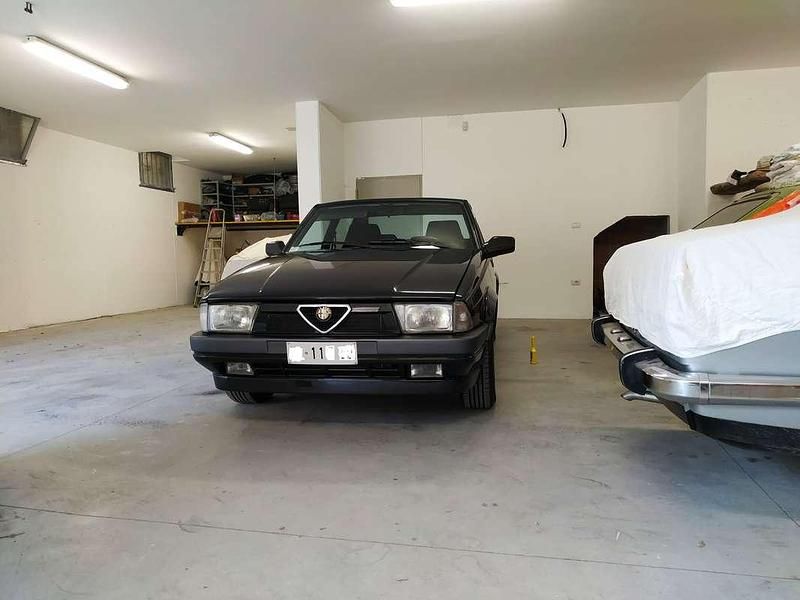 Usata Alfa Romeo 75 148 CV (108 kW) 1991 Nero Berlina