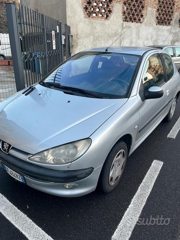 Usata 2004 Peugeot 206 Tre volumi | 800 € (Buon prezzo) - Immagine 1/4