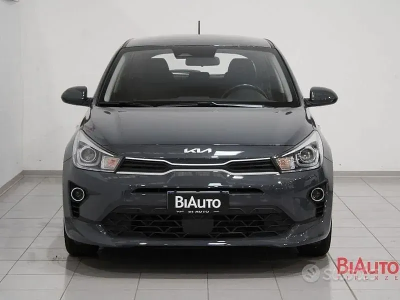 Usata Kia Rio Style 84 CV (61 kW) 2023 Grigio Berlina