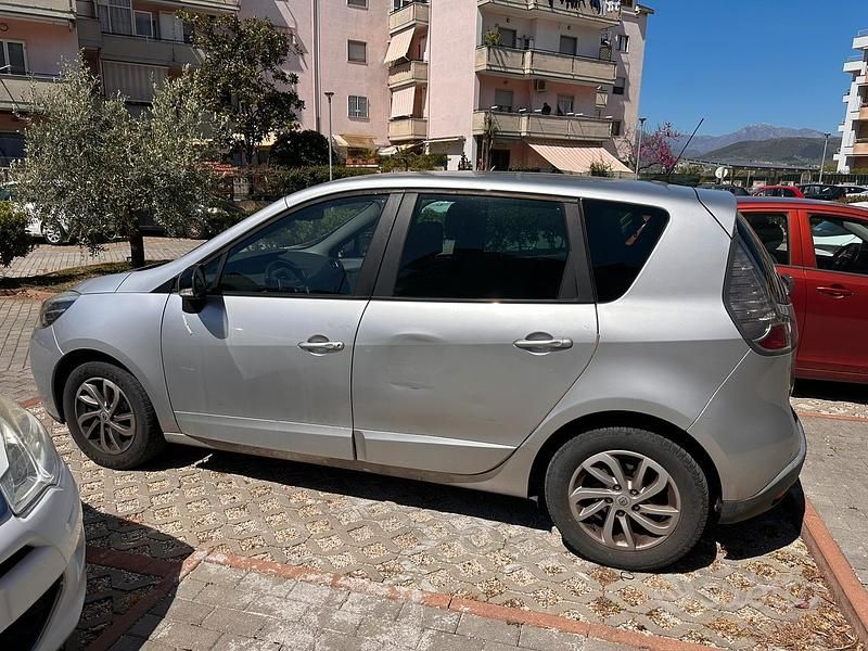 Usata Renault Scénic III 110 CV (80 kW) 2014 Grigio Monovolume