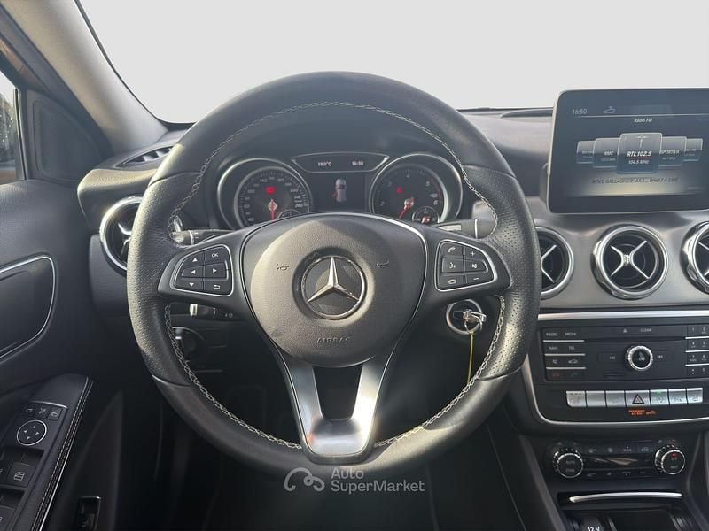 Usata Mercedes GLA200 Premium 136 CV (100 kW) 2017 Beige SUV