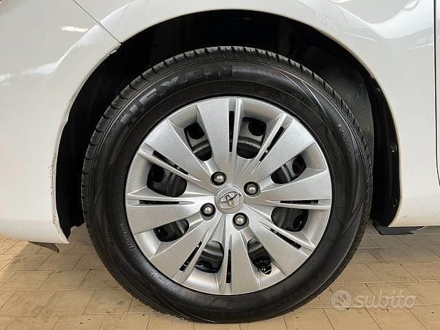 Usata Toyota Yaris Active 69 CV (50 kW) 2014 Bianco Utilitaria