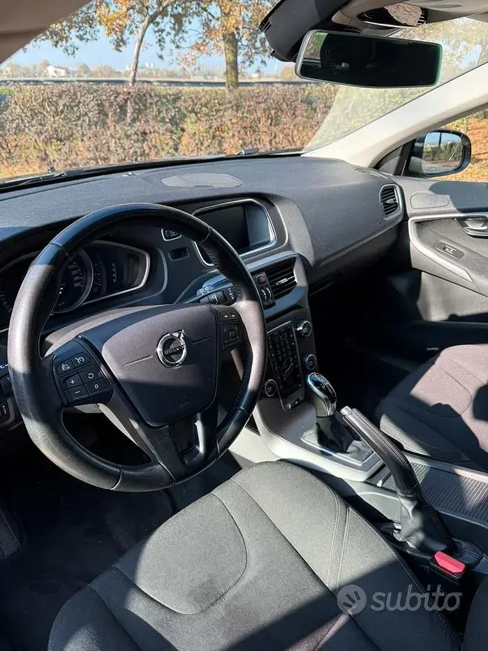 Usata Volvo V40 120 CV (88 kW) 2018 Nero Berlina