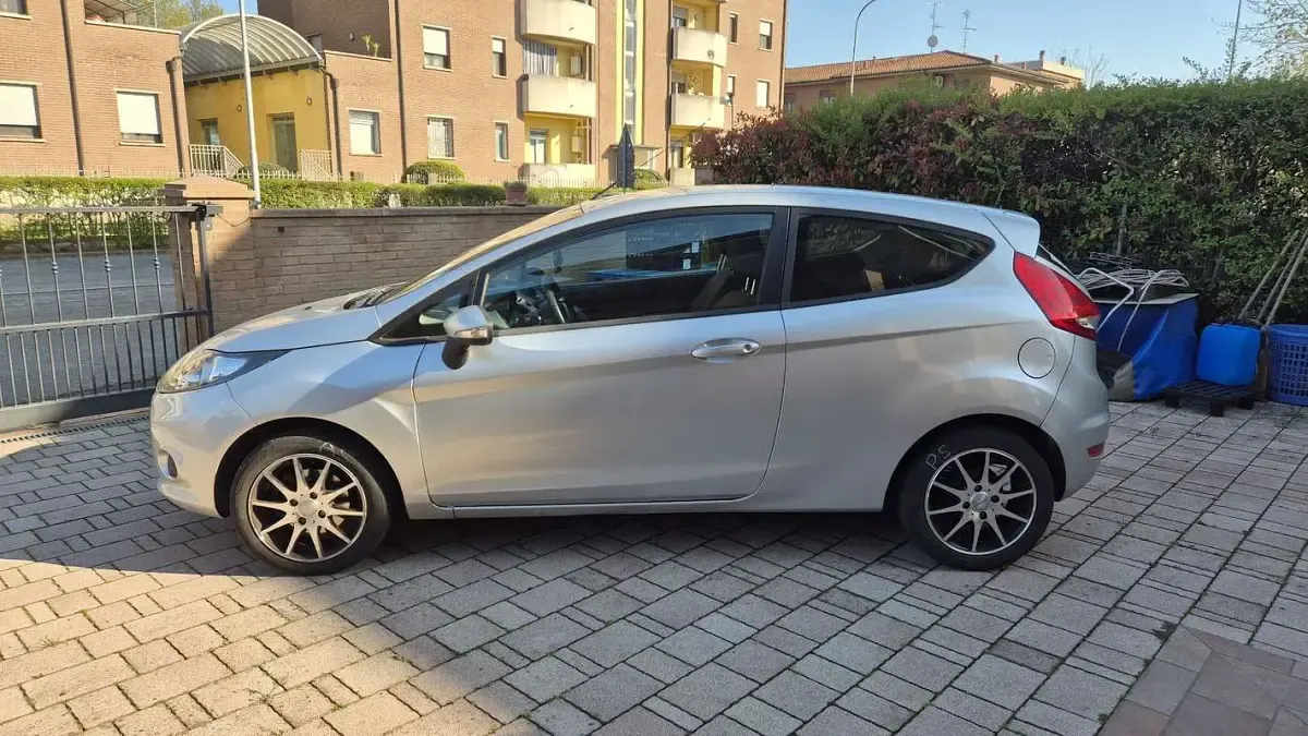 Usata Ford Fiesta 71 CV (52 kW) 2011 Argento Berlina
