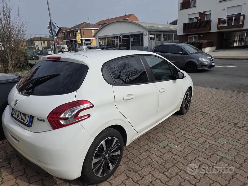 Usata Peugeot 208 Access 68 CV (50 kW) 2014 Bianco Utilitaria