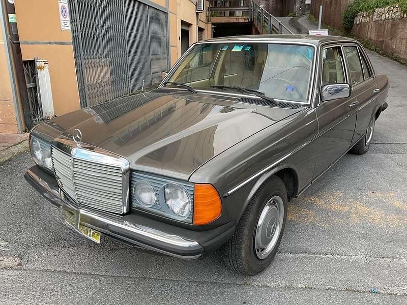 Käytetty Mercedes 240 73 HP (53 kW) 1980 Harmaa Sedan