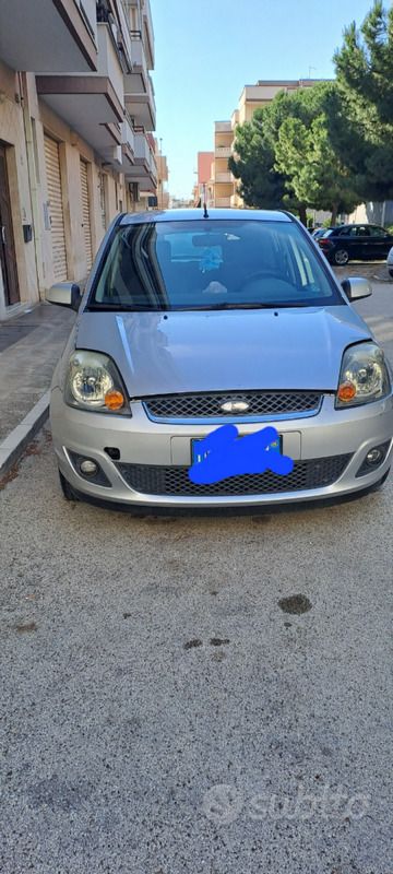 Usata Ford Fiesta 90 CV (66 kW) 2006 Grigio Utilitaria