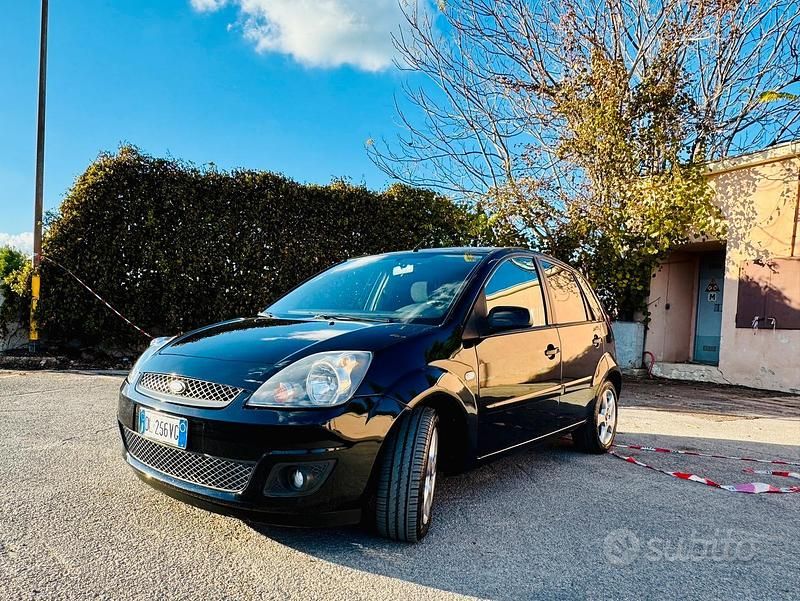 Usata Ford Fiesta Titanium 68 CV (50 kW) 2007 Nero Utilitaria