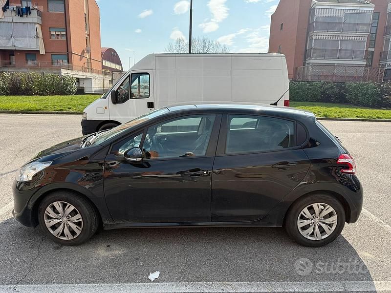 Usata Peugeot 208 2015 Nero Utilitaria
