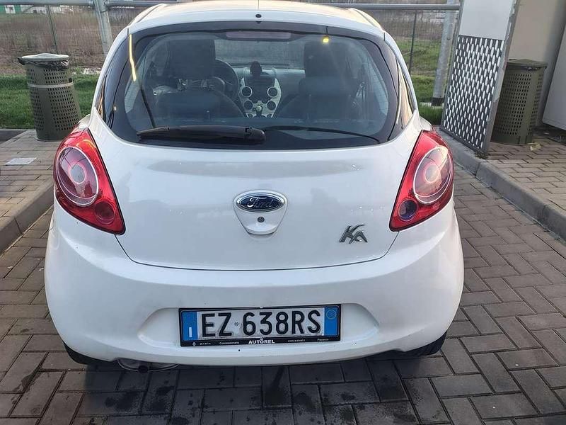 Usata Ford Ka 67 CV (49 kW) 2015 Bianco Berlina
