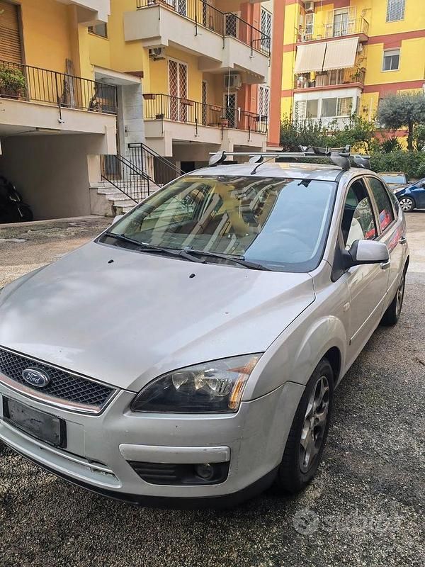 Grigio Usata 2007 Ford Focus Tre volumi | 4000 € (Cara) - Immagine 1/4