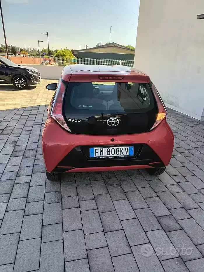 Usata Toyota Aygo 69 CV (50 kW) 2017 Rosso Utilitaria