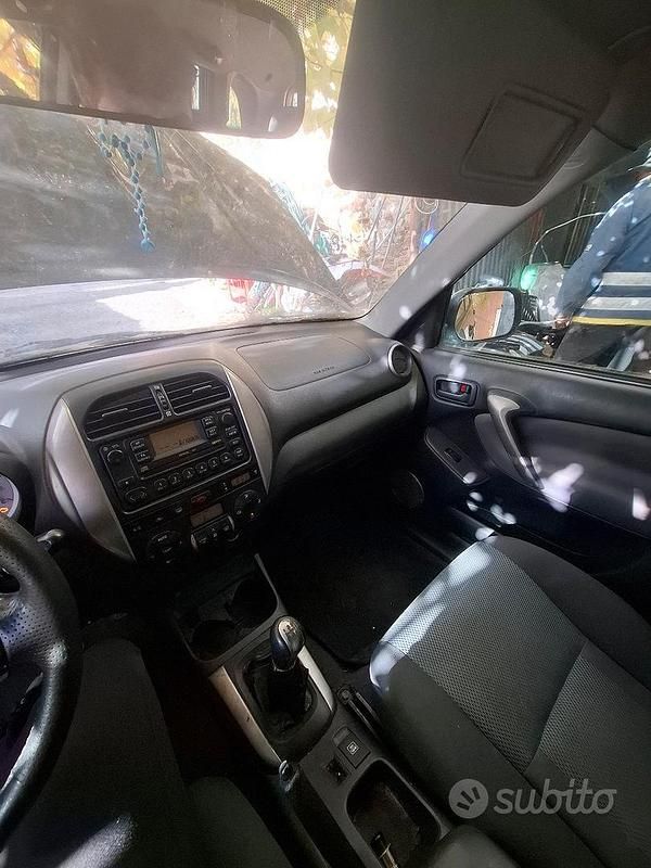 Usado Toyota RAV4 116 CV (85 kW) 2004 Negro Berlina