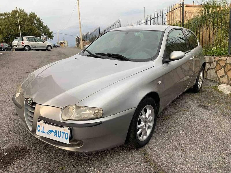 Usata Alfa Romeo 147 119 CV (87 kW) 2001 Grigio Utilitaria