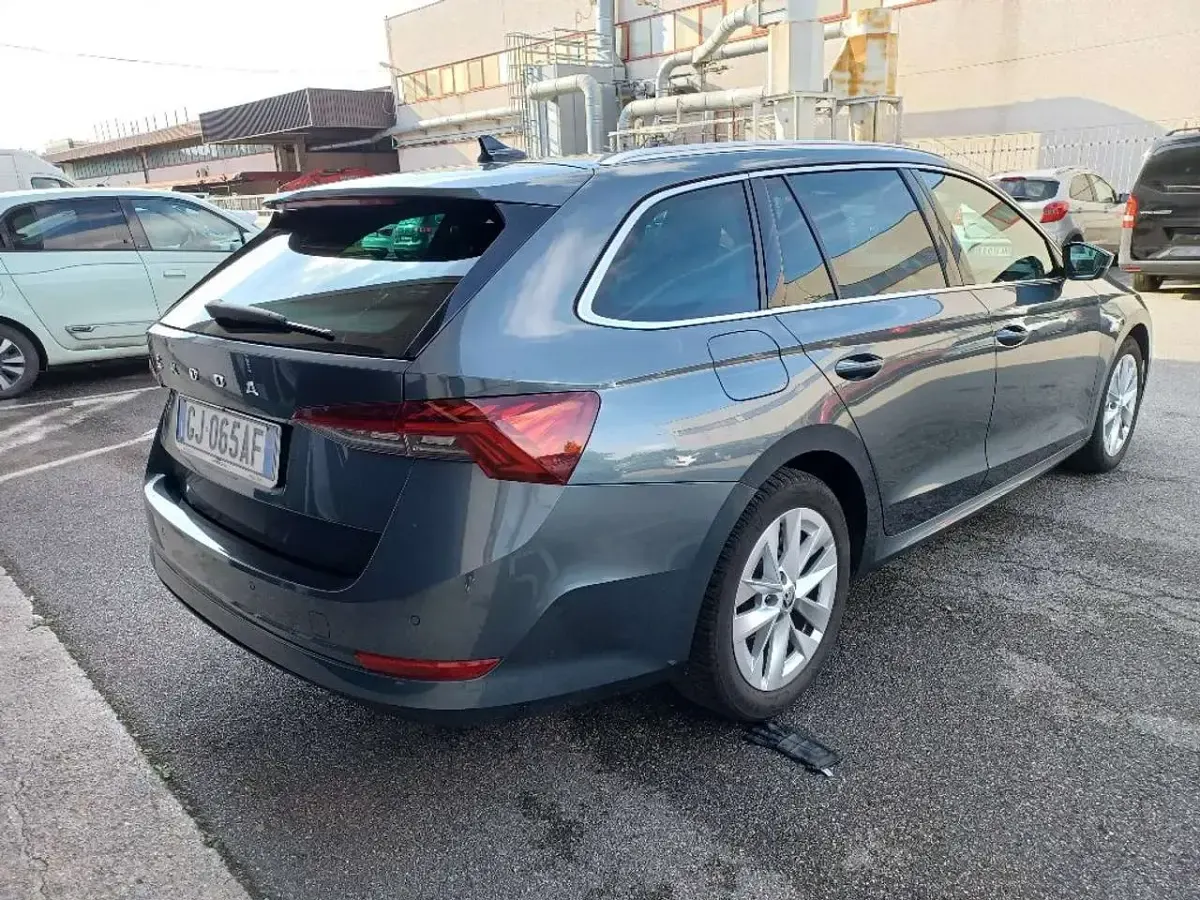 Usata Skoda Octavia Style 150 CV (110 kW) 2022 Grigio Station wagon